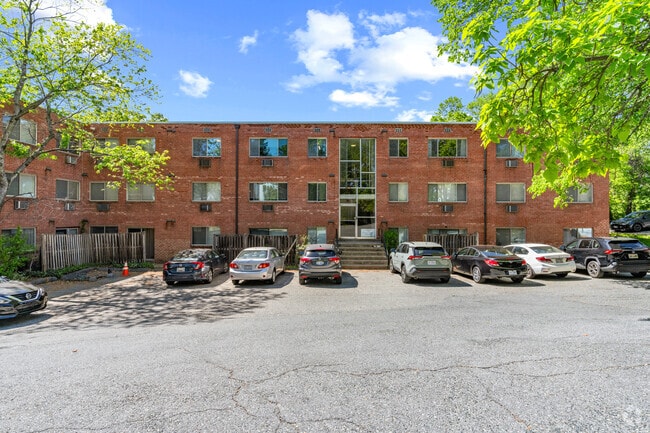 4465 Macarthur Blvd NW - Rear Parking - Foxhall Terrace