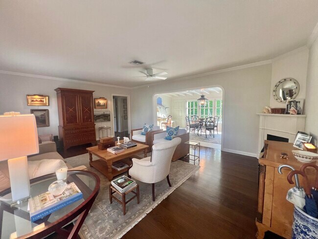 Foto del edificio - 230 Colonial Ln