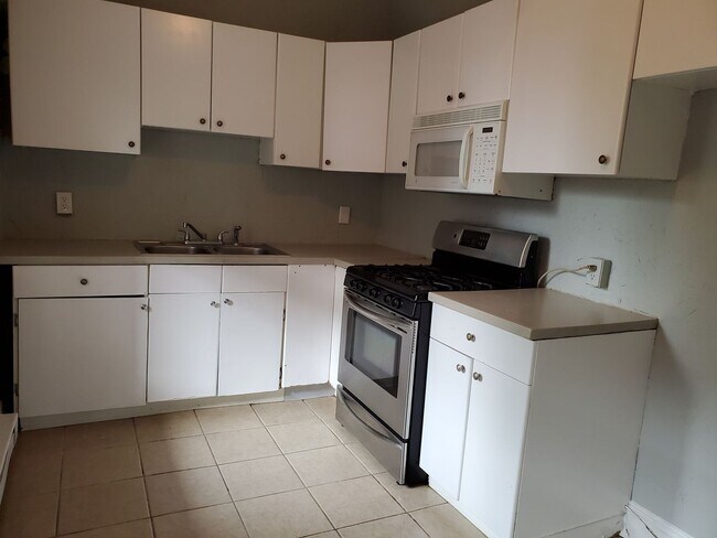 Foto del edificio - 4 Bedroom 1.5 Bath Home in Lancaster City
