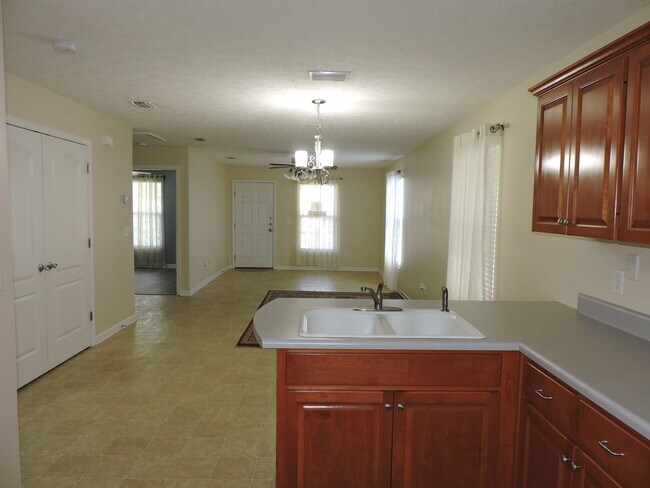 Foto del edificio - 121 Half Acre Ln