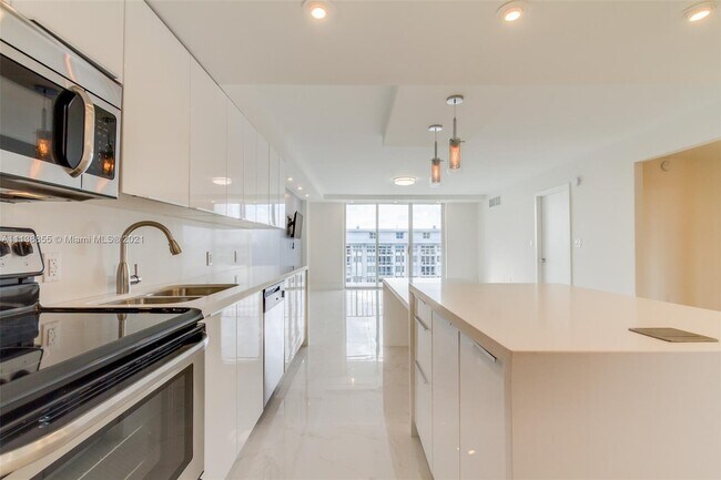 Foto del edificio - 5701 Collins Ave