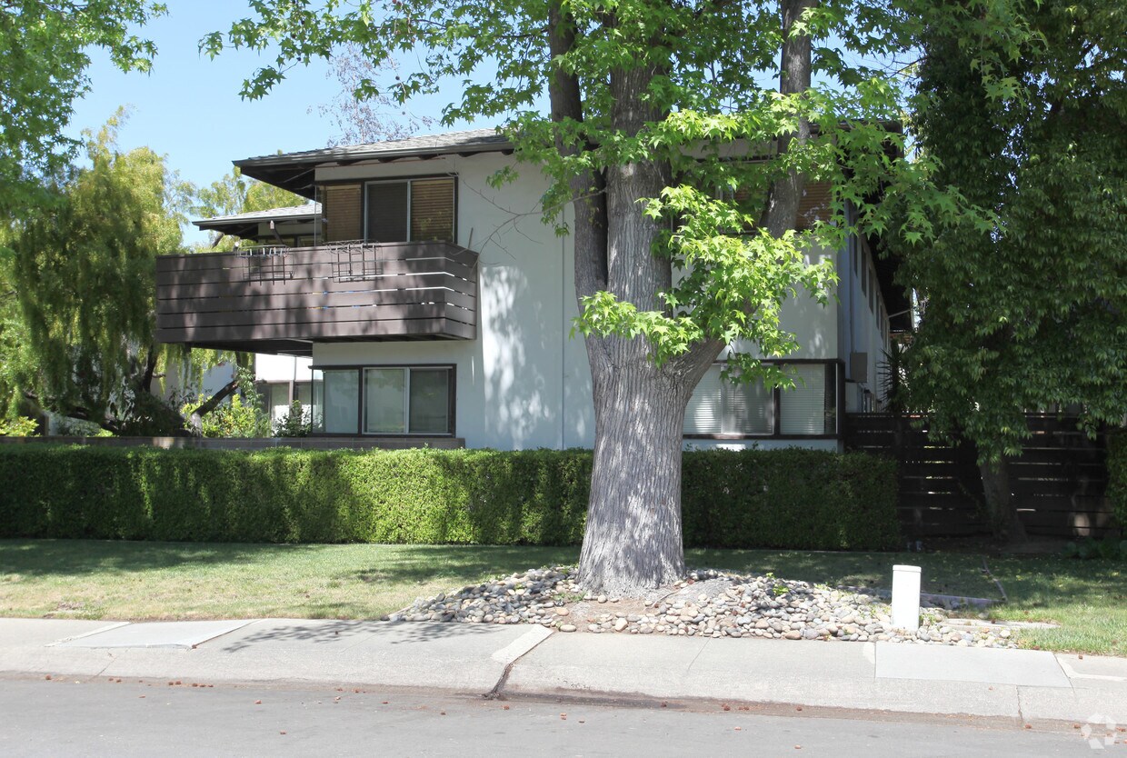 Building Photo - 250 Waverly St