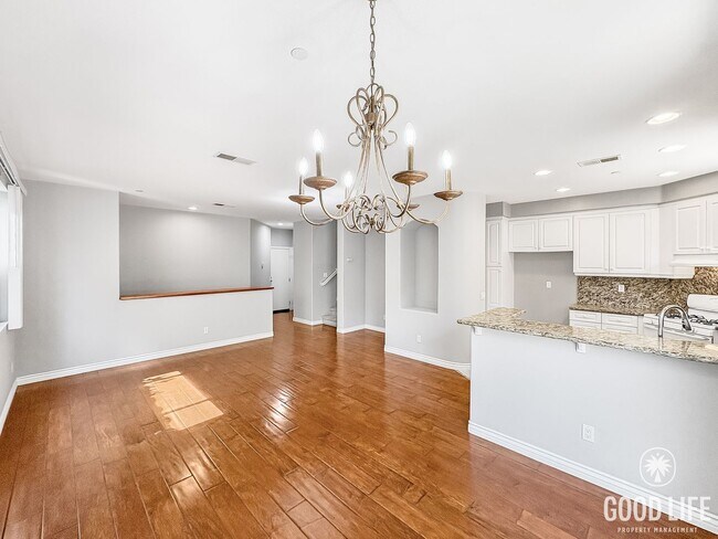 Foto del edificio - Available Now - Gated San Marcos 2BR/2.5BA...