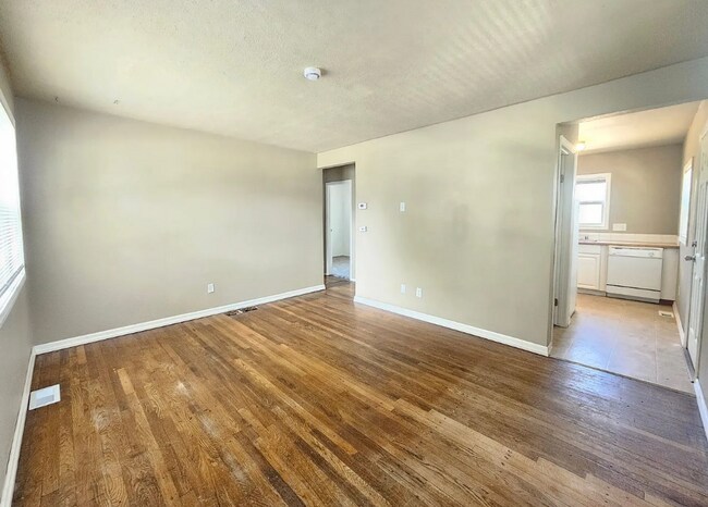 Building Photo - Charming 2 Bed 1 Bath Valley Home