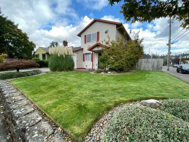 Foto del edificio - Great Duplex Unit with Attached Garage, Co...