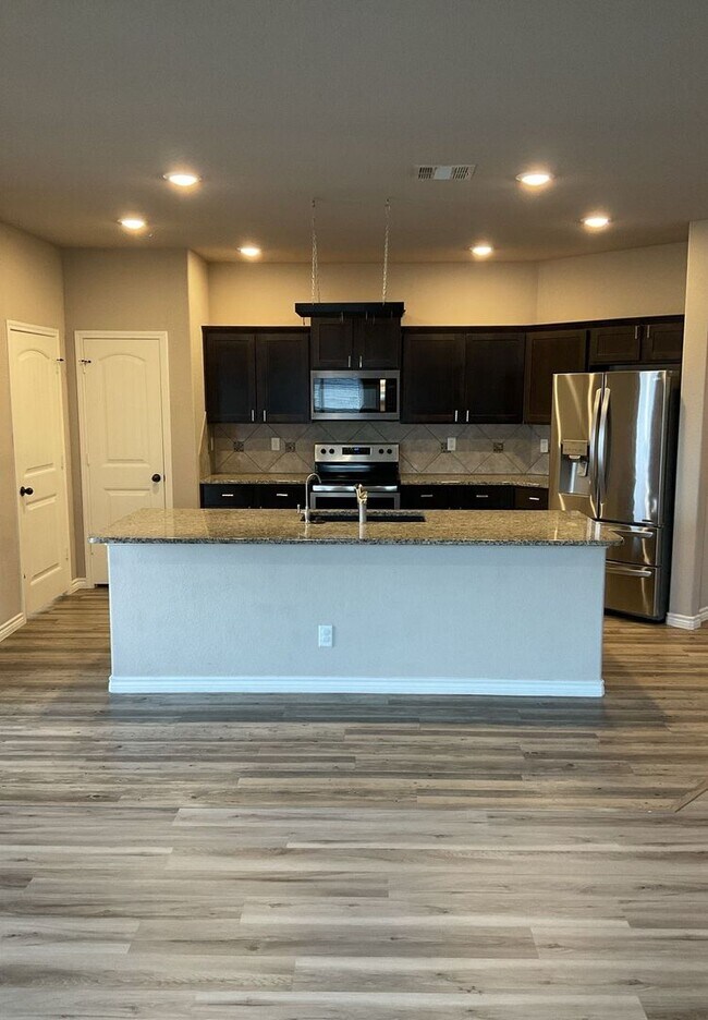 Foto del edificio - NEW IN MANAGEMENT - AVAILABLE NOW!