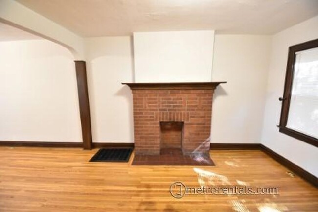 Building Photo - 391 E Arcadia Avenue 2621-2625-2629 Glen E...