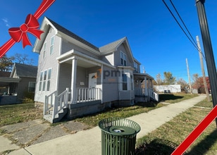 Building Photo - 424 E 10th St