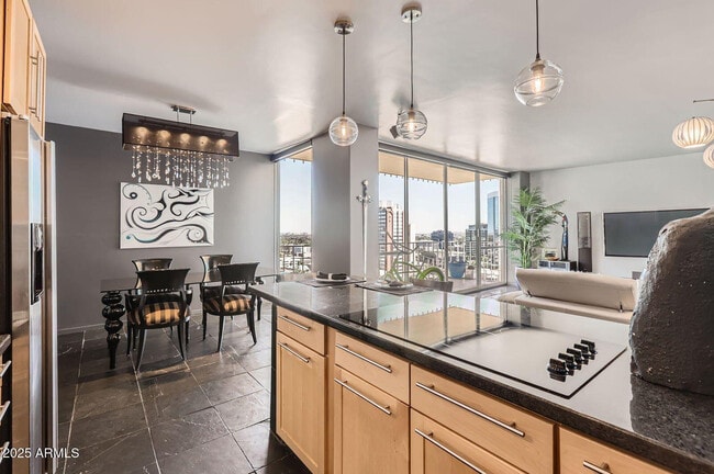 Building Photo - 207 W Clarendon Ave