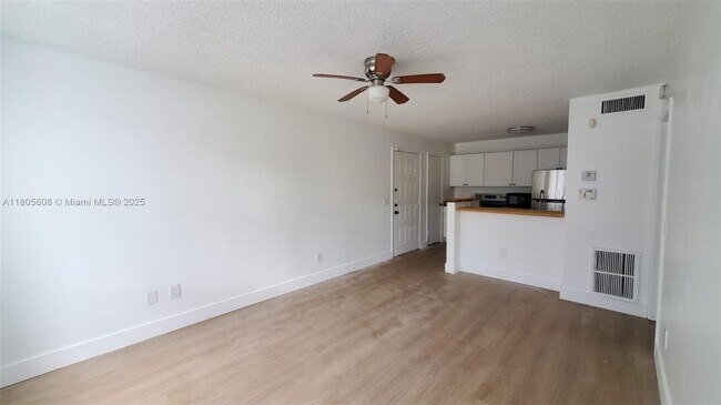 Foto del edificio - 4581 W McNab Rd