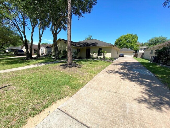 Building Photo - 2706 Woodcreek Dr