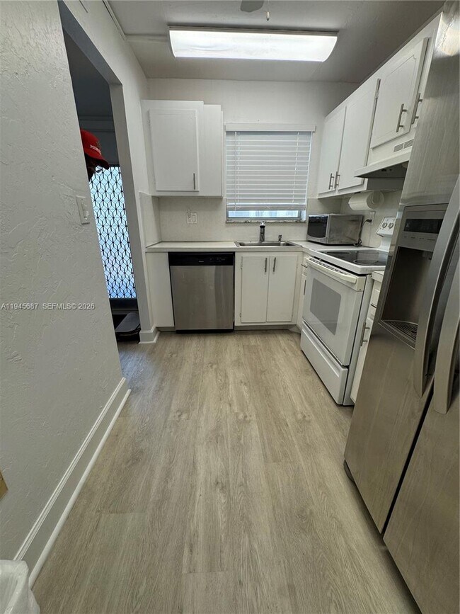 Foto del edificio - 8280 Sunrise Lakes Blvd