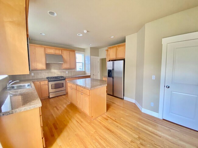 Building Photo - Kenmore Home..!!!