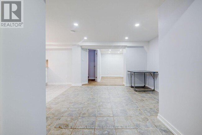 Photo du bâtiment - 2556 Lake Shore Blvd W