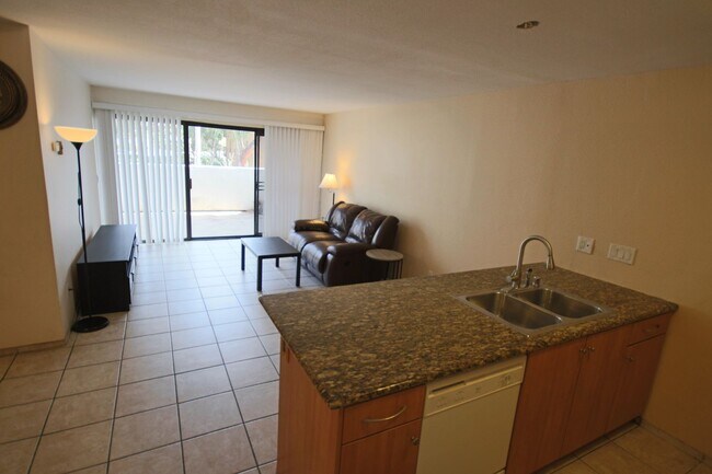 Foto del edificio - Best Priced 2 Bedroom Condo in the Heart of UTC