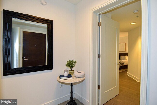 Foto del edificio - 8302 Woodmont Ave