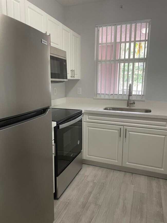 Foto del edificio - 6800 W Sample Rd
