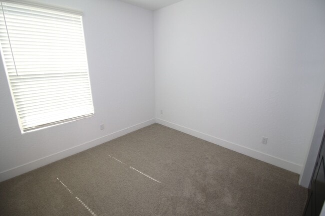 Building Photo - 2737 E Tamarind Dr