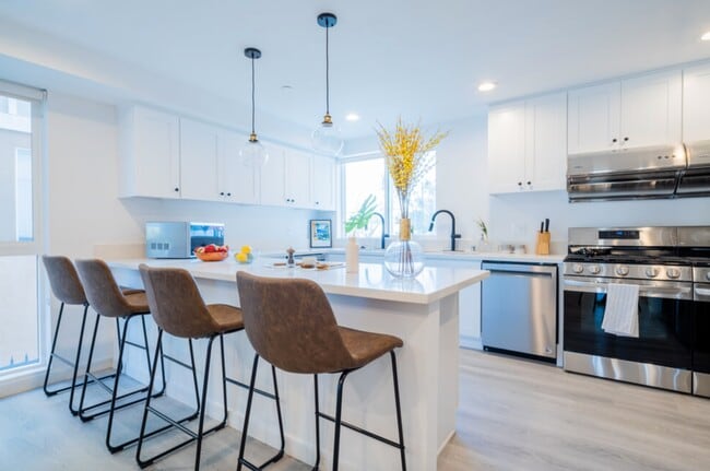 shared kitchen - 1815 W Adams Blvd