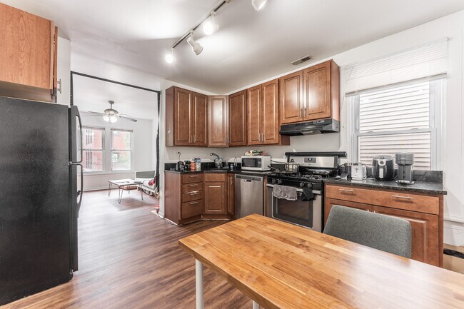 Foto del edificio - 2616 N Marshfield Ave