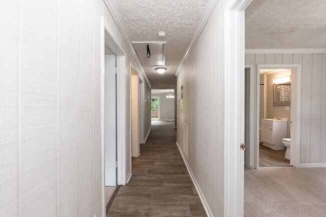 Building Photo - Three Bedroom Home!
