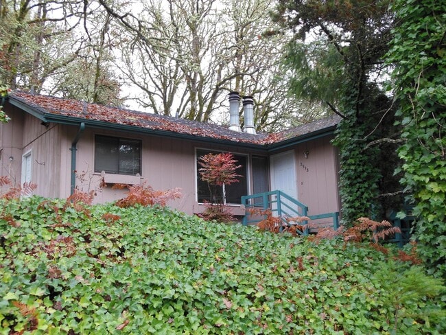 Building Photo - 3 Bedroom Duplex ~ Close to Timberhill ~ P...