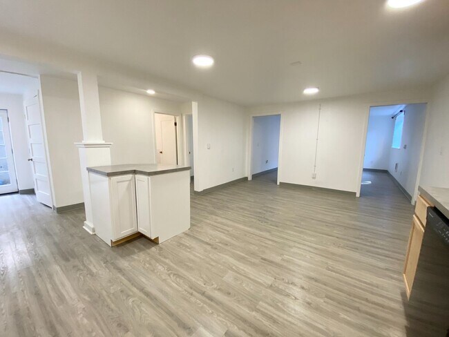 Foto del edificio - Private Entry 2 Bedroom Duplex/ basement a...