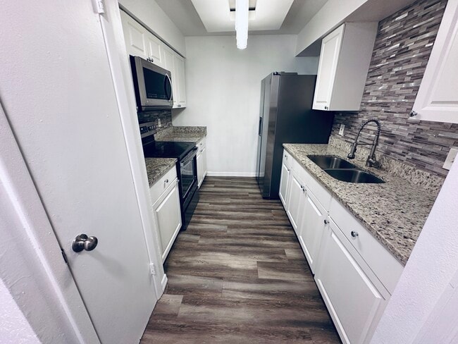 Foto del edificio - 2115 Continental Blvd