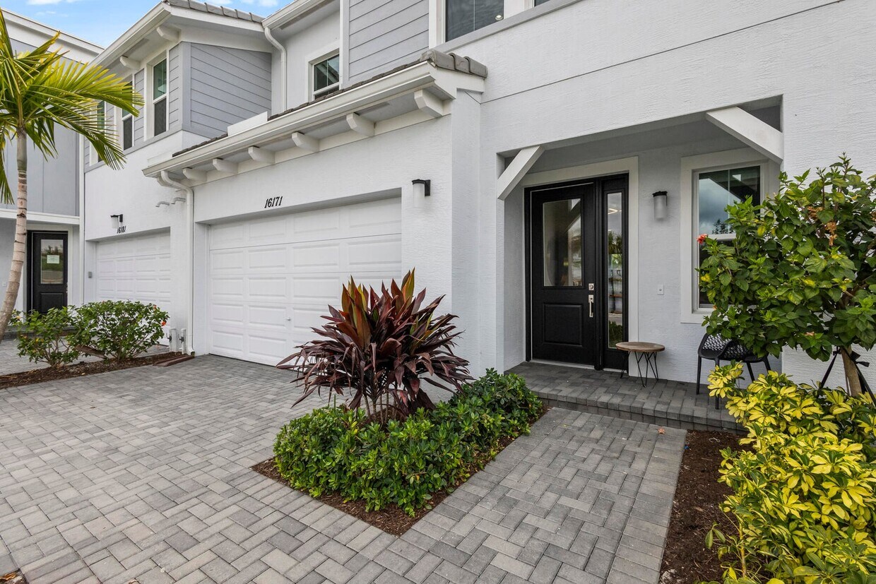 Primary Photo - 16171 Oakview Dr