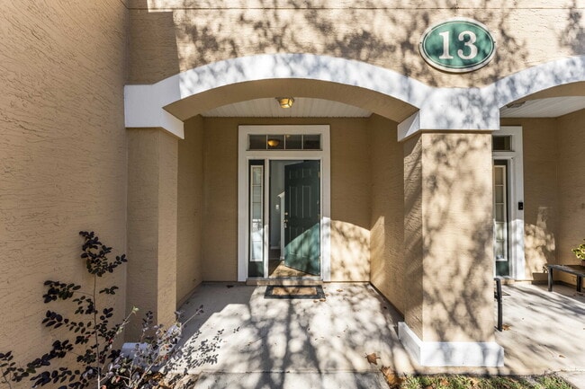 Building Photo - Charming 3BR Townhouse with Garage & Priva...