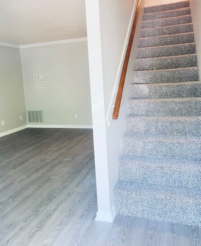 Foto del edificio - Spacious 2 Bedroom Townhomes in the Heart ...