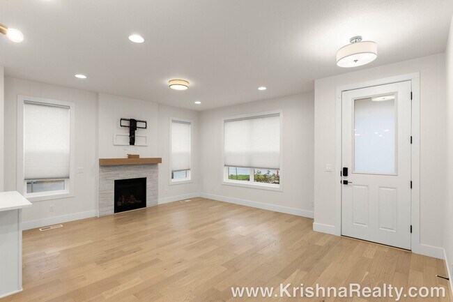 Foto del edificio - Spacious 4 BD 3 BA Home on a Corner Lot in...