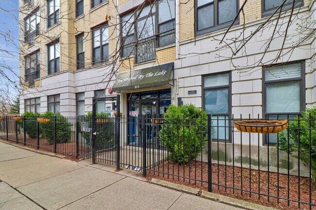 Building Photo - 811 W Eastwood Ave