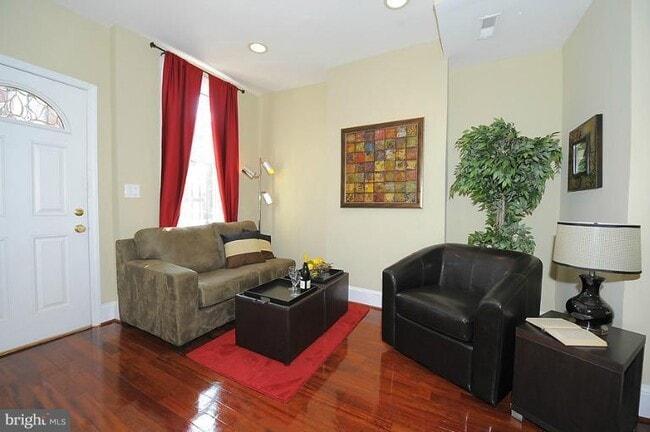 Open Concept Living Area - 1208 1/2 Wylie St NE