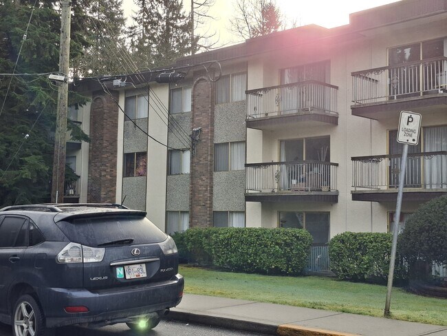 Photo du bâtiment - 1320 King Albert Ave