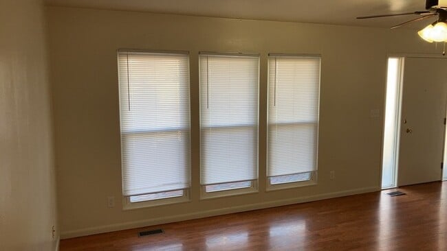 Foto del edificio - 970 W Alkaline Springs Rd