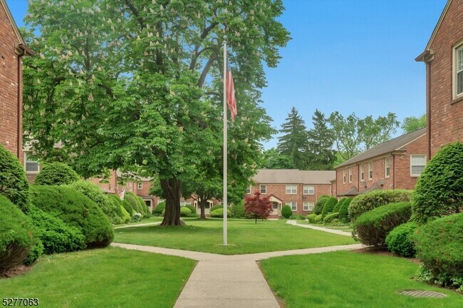 Building Photo - 380 Main St