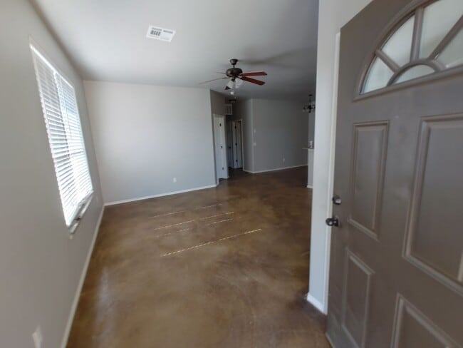 Foto del edificio - Beautiful 3BR/2BA Home w/ Granite Counters • Garage Parking in El Reno
