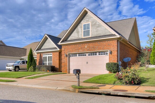 Foto del edificio - Heart of Evans - Landscaping Included