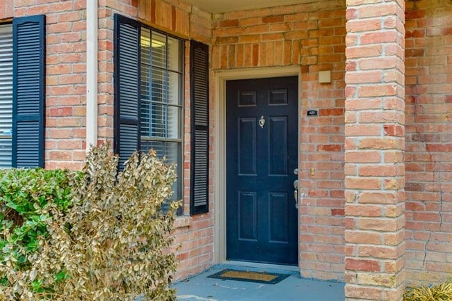 Building Photo - 2255 Braeswood Park Dr
