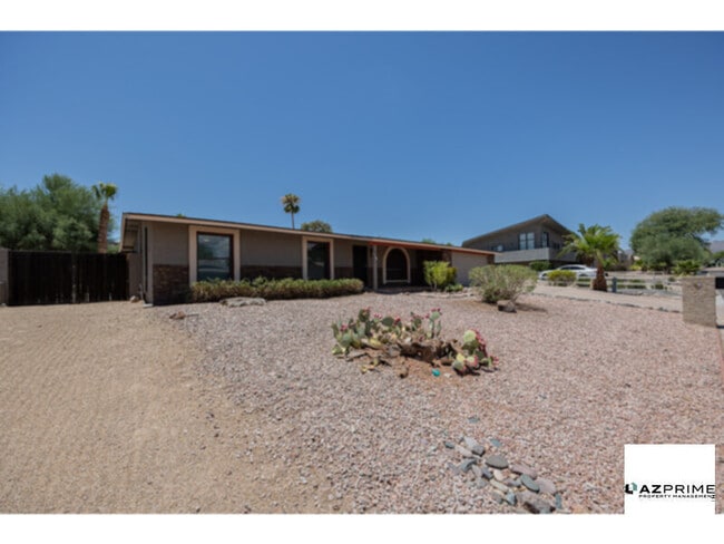 Building Photo - Fountain Hills Beauty - Stylish 3/2.5 Retr...