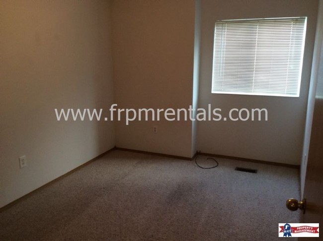 Building Photo - Nice 2 Bed/1 Bath Lower Level Apartment