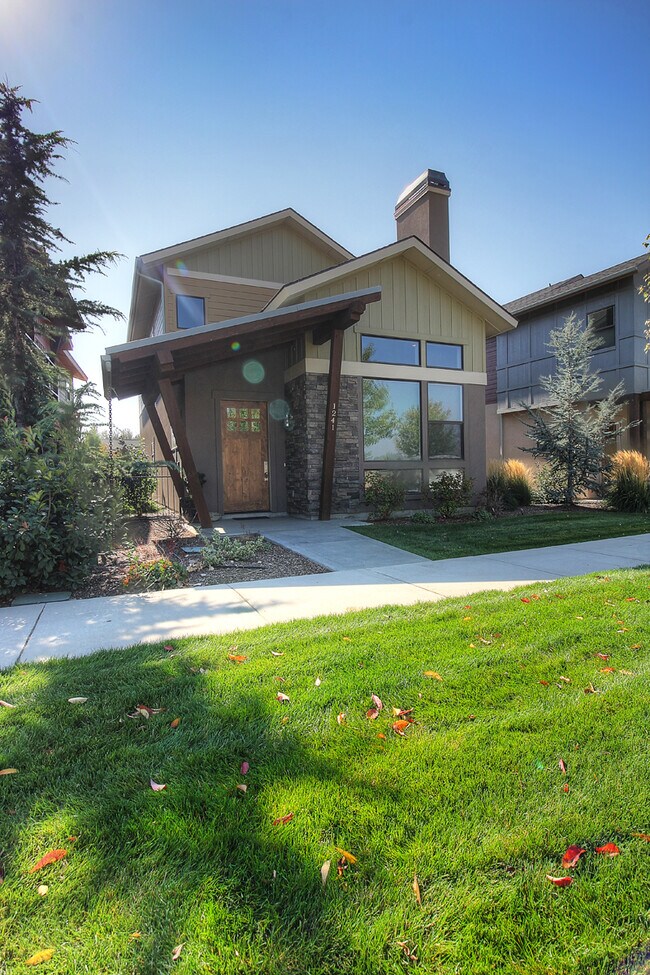 Foto del edificio - 1241 E Lone Creek Dr