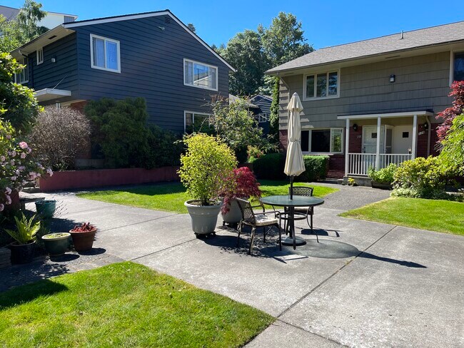 Courtyard - 901 N Forest St