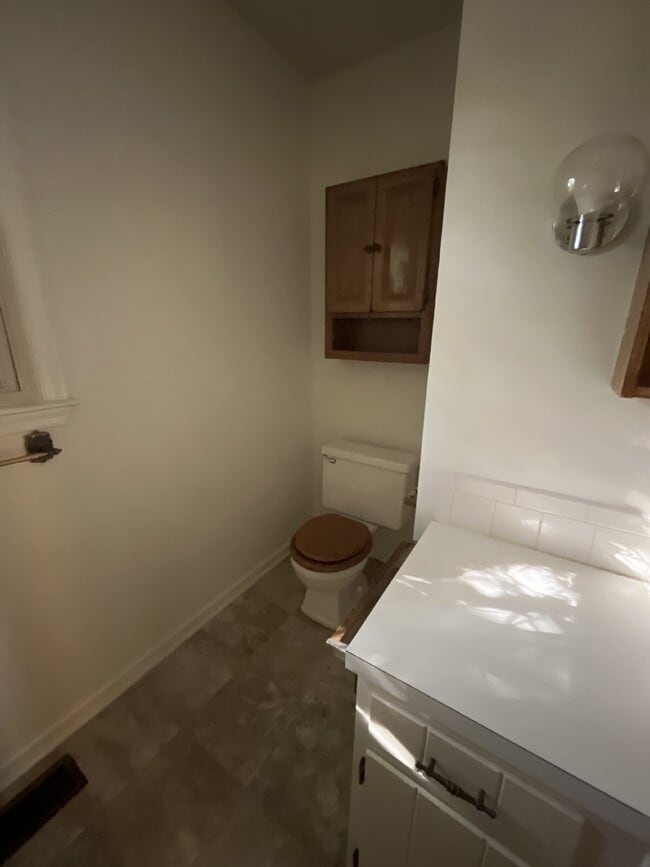 Building Photo - Location is Everything! Close to Downtown and all that it has to offer! Shopping, Restaurants, Pa...