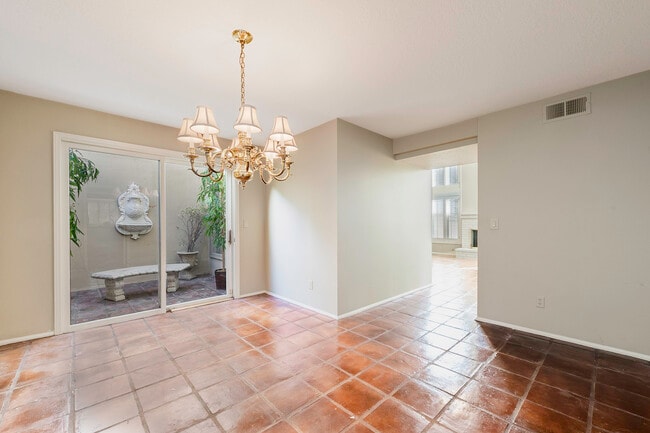 Foto del edificio - 369 Avenida Granada St