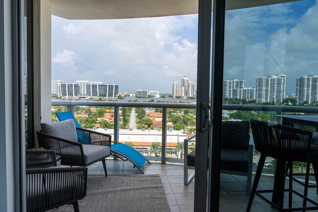 Foto del edificio - 18683 Collins Ave