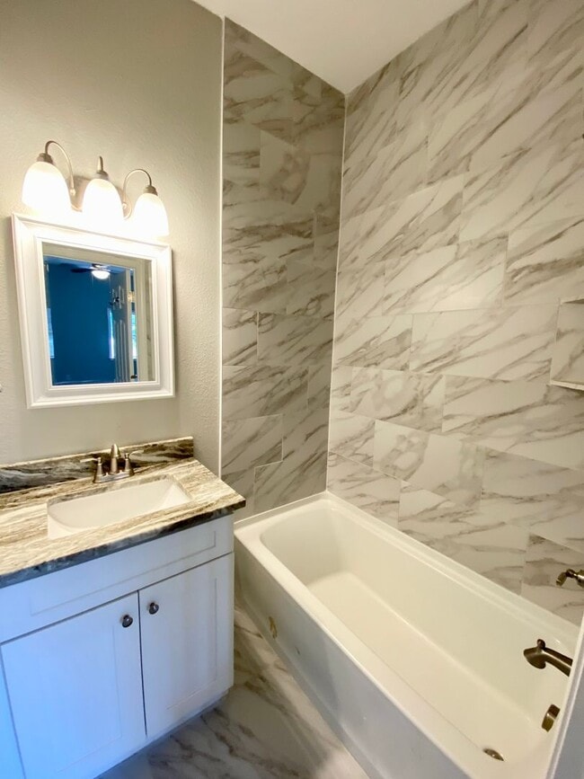 Building Photo - 1302 N Maple St