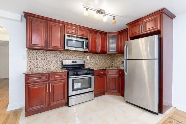 Building Photo - 657 E 96th St