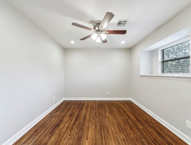 Foto del edificio - 5807 Burlinghall Dr